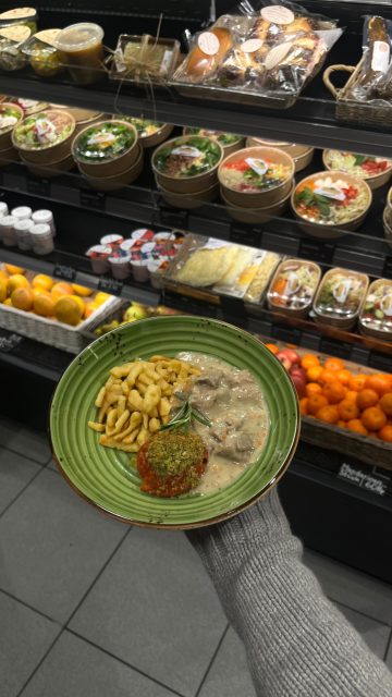 Unser Tagesmenü von heute Kalbsragout mit Späzli und grillierter Tomate
#bieri #fruchtsaftbar #bern #takeaway