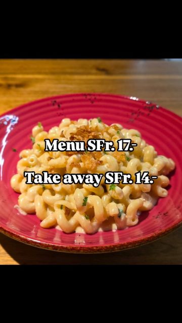 Tagesmenu heute in der Fruchtsaftbar:
Käse- Hörnli mit knusprigen Zwiebeln, dazu ein kleiner Salat, hmmmmm.... #fruchtsaftbar #takeaway #bierigemuese #menus