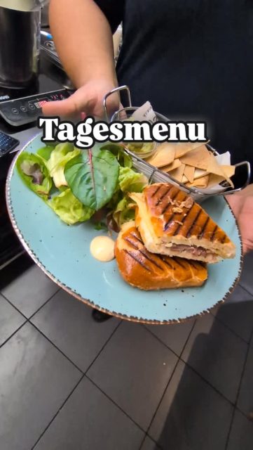 🔥🥪 Heute gibt es einen echten Klassiker! 🥪🔥
Unser Reuben-Panini vom Grill – heiss, saftig und unglaublich lecker 😋
Perfekt knusprig, frisch zubereitet und voller Geschmack.
👉 Kommen Sie vorbei und probieren Sie unser Hot Sandwich!
Vegetarisch oder mit Rindfleisch, so wie's gern häsch 💪
Wir freuen uns auf Ihren Besuch 👋✨
#fruchtsaftbar #hotsandwich #tagesmenu #bernisst