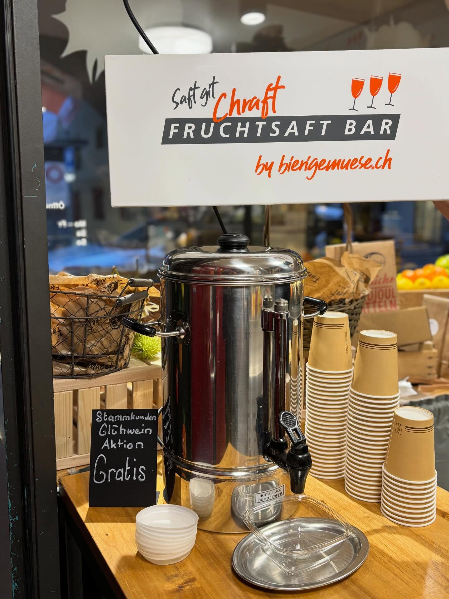 ✨Glühwein Aktion✨
zur Feier des Tages, erhalten sämtliche Stammgäste heute in der Fruchtsaftbar ein Glas Bieris-Glühwein, geniessen Sie den Ferienanfang mit uns. Euer Fruchtsaftbar Team ❤️
#glühweintrinken #bierigemüseundfrüchte #fruchtsaftbar #äshätsolangshät