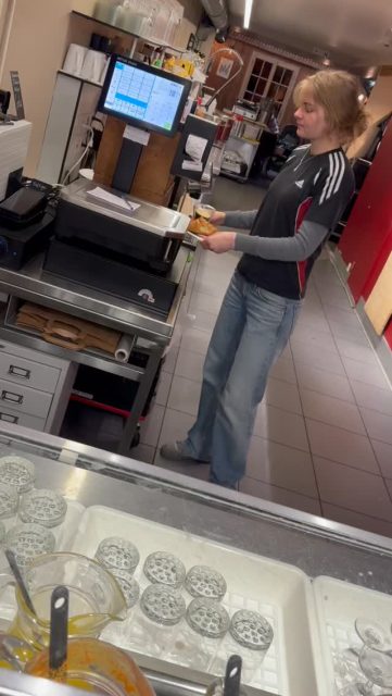 ✨Ferien Aktion✨
Diese Woche erhält jeder der zwischen ⏰ 06:00- 08:00 ⏰ ein ☕️Kaffee im Hause oder to go 🥤bestellt, gratis 🆓 ein feines Gipfeli von unserem Nachbaren, vom Storchen Beck. 🥐Früh aufstehen lohnt sich 🥐
#fruchtsaftbar #ferienzeitistdieschönstezeit #bieristmeingemüse #storchenbeck #gipfelilove