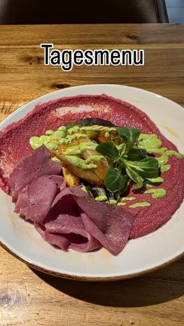 🌸🥗 Tagesmenü in der Fruchtsaftbar 🥗🌸
Frischer Spargelsalat mit cremigem Randen-Hummus und feiner Pastrami – leicht, frisch und voller Frühlingsgeschmack! 🌱✨
Kommen Sie vorbei und schmecken Sie den Frühling bei uns in der Fruchtsaftbar. 🌞🥬
Wir freuen uns auf Ihren Besuch! 😊
Eure Fruchtsaftbar 🍓🥤
#fruchtsaftbar #spargelausitalien #bieristmeingemüse #takeaway