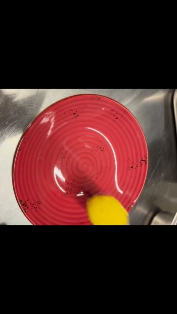 🌸 Tagesmenü von heute 🌸
Frischer Spargelsalat mit Süsskartoffeln, feiner Bärlauch-Hollandaise und cremiger Mais-Creme 😍🌱
Ein frühlingshafter Teller, der einfach glücklich macht!
Kommt vorbei und probiert diese saisonale Köstlichkeit 🌼🥔🌽
Wir freuen uns auf euch!
Euer Team 💚
#fruchtsaftbar #bern #debierihäts #spargelzeit #takeawayfood