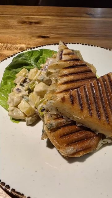 🌿 Tagesmenü von heute 🌿
Knuspriges Panini, gefüllt mit feinem Bündnerfleisch und geschmolzenem Käse 🥪
Dazu servieren wir Ofenkartoffelsalat mit Lauch 🥔🥗
Kommen Sie vorbei und geniessen Sie unser heutiges Menü – wir freuen uns auf Ihren Besuch!
#fruchtsaftbar #bern #debierihäts #bieri_gemuese #takeaway