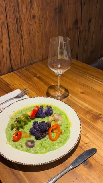 🌿 Tagesmenü von heute 🌿
Cremiges Bärlauchrisotto mit frischem Gemüse direkt vom Farmers Market 🥬✨
Genau das Richtige für dieses Wetter – leicht, saisonal und voller Geschmack 🌸
Kommen Sie vorbei und gönnen Sie sich eine frühlingshafte Auszeit! 💚
#Tagesmenü #Bärlauch #Frühling #FarmersMarket #fruchtsaftbar