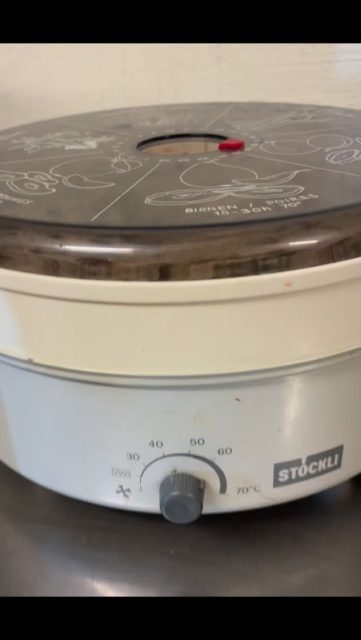 🍌 Neu bei uns: Hausgemachtes Bananenmehl aus Fairtrade-Bananen!
🍌Unser Bananenmehl ist nicht nur nachhaltig, sondern auch ein echtes Superfood🍌:
✔️ ballaststoffreich
✔️ reich an Kalzium
✔️ voller Vitamin B6
✔️ glutenfrei
Perfekt für kreative Rezepte 🌿
zu Hause – ob im Smoothie🍹, beim Backen 🥧oder als gesunde Alternative in Ihrer Küche.🌿
Probieren Sie es aus und bringen Sie frischen Schwung in Ihre Gerichte!
Ihr Fruchtsaftbar-Team 🌿
#fruchtsaftbar #bananenmehl #bieristmeingemüse #bern #fartradebananas