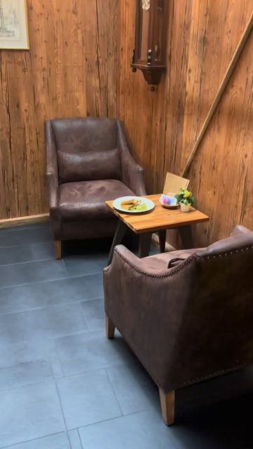 🌿 Geniessen Sie unser Tagesmenü in heimeliger Atmosphäre 🌿
Heute auf dem Teller:
Frischer Spargel-Gemüsesalat, dazu ein cremiges Bärlauch-Süsskartoffelpüree und knuspriges Knoblauchbrot.
Frühlingshaft, aromatisch und mit viel Liebe zubereitet 💚
Wir freuen uns auf Ihren Besuch – bis bald! s‘Fruchtsaftbar Team ❤️