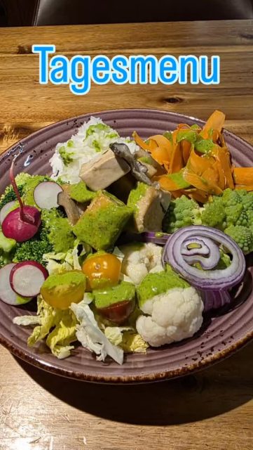 Heute verwöhnen wir Sie mit unserer Veganen Bowl, frisch, leicht und so schmackhaft. Unser Top Gemüse, erhalten wir von der Firma Bieri AG aus Neuenegg 👌Nur in der Fruchtsaftbar 🌿💪
#fruchtsaftbar #bern #debierihäts #gesund