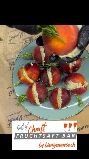 Tagesmenu Dienstag 14.07.26

Gebackene Pfirsiche mit Gorgonzola und Rosmarin, dazu Bulgursalat mit Granatapfel, hmmmmmmm…
#tagesmenu #fruchtsaftbar #takeawayfood #berncity