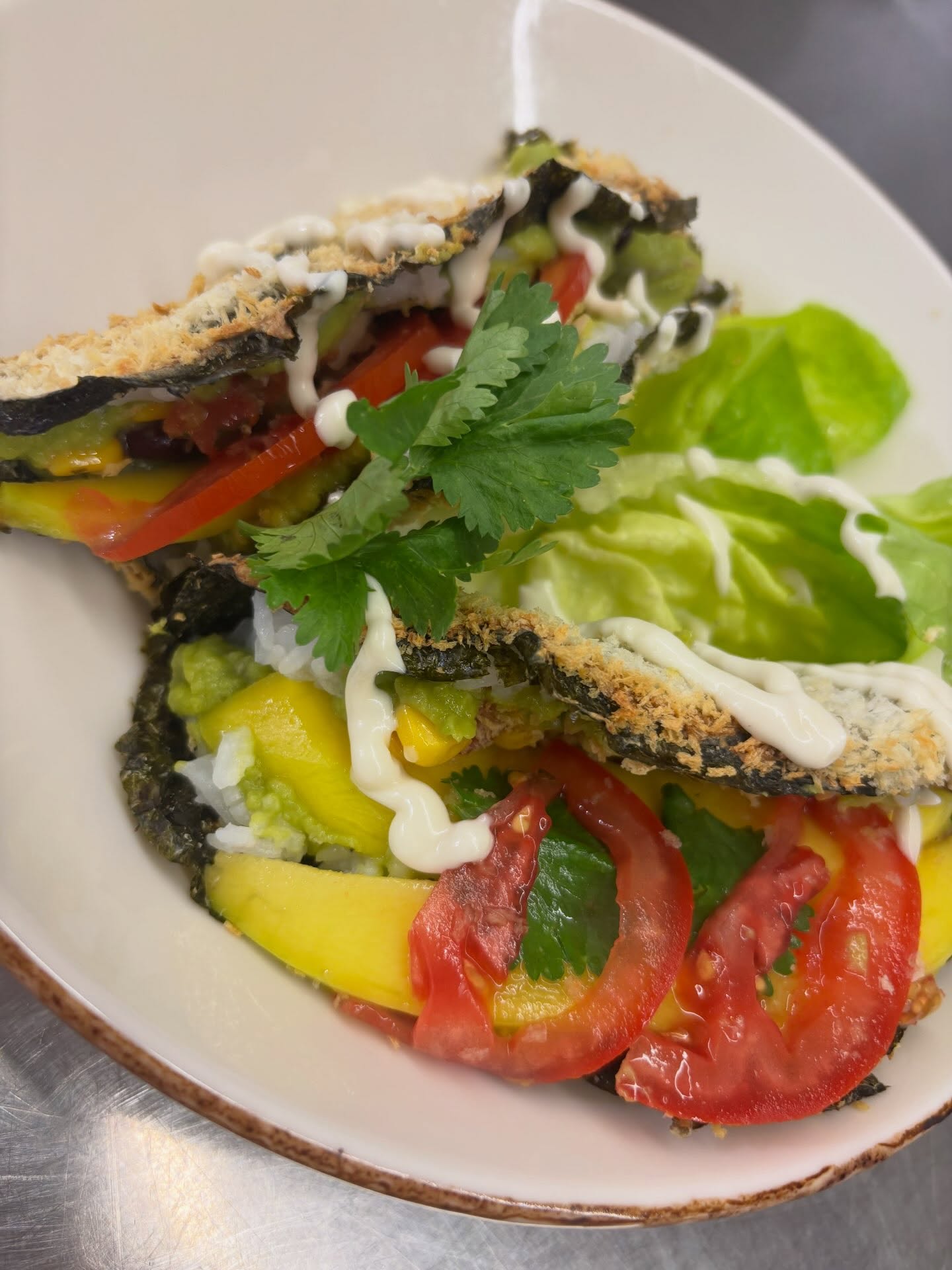 Vegane Nori Tacos,
mit Reis, Tomaten, Avocados und Mangos, dazu Soja Mayonnaise 
#taco #veganfoodlovers #takeawayfood