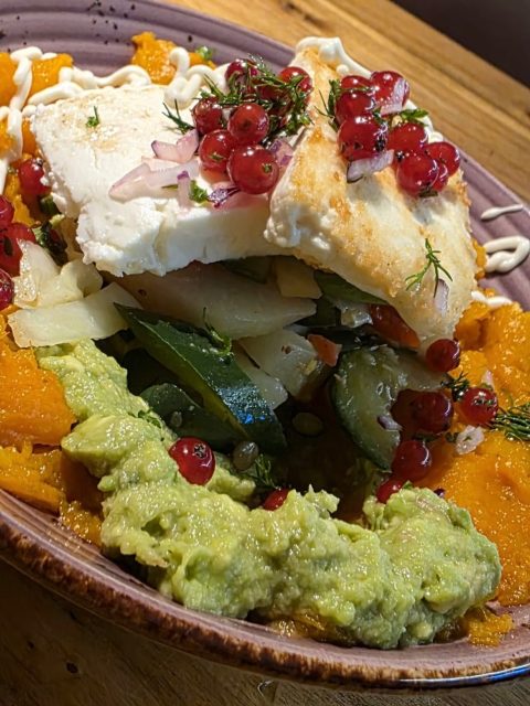 Tagesmenu von heute,
marinierter Gemüsesalat auf Süsskartoffel Püree, Avocados und gebratenem Fetakäse, dazu Soja Mayonnaise 
 #daylimenu #äshätsolangshät😋 #berncity