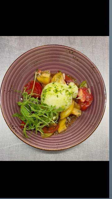 Bunter Tomatensalat mit Zwiebeln und Kräuter, dazu Basilikum- Burrata
#tomatenmozzarella #frisch #takeaway