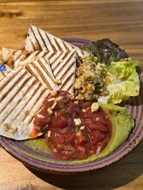 Heute auf dem Menu,
Käse Quesadillas mit Tomatensalsa, Guacamole, dazu Linsensalat
#quesadillas #tagesmenu #berncity #täglichfrisch