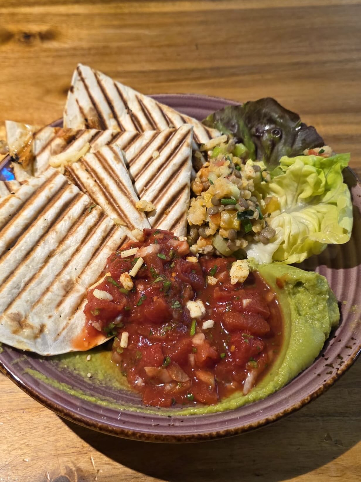 Heute auf dem Menu,
Käse Quesadillas mit Tomatensalsa, Guacamole, dazu Linsensalat
#quesadillas #tagesmenu #berncity #täglichfrisch