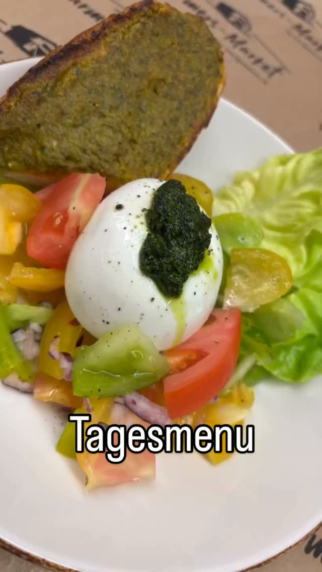 Tagesmenu von heute,
bunter Tomatensalat mit Burrata und Basilikum Pesto, dazu Knoblauchbrot 💪 #fruchtsaftbar #burrata #takeaway #bern