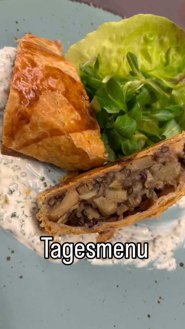 Tagesmenu von heute,
Gemüse im Blätterteig mit Schnittlauch Creme fraiche, dazu Salat
#fruchtsaftbar #vegi #takeawayfood #bern