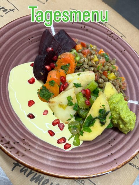 Tagesmenu von heute,
geschmortes Wurzelgemüse mit Linsensalat und Sauce Hollandaise, euer Fruchtsaftbar Team 🌱