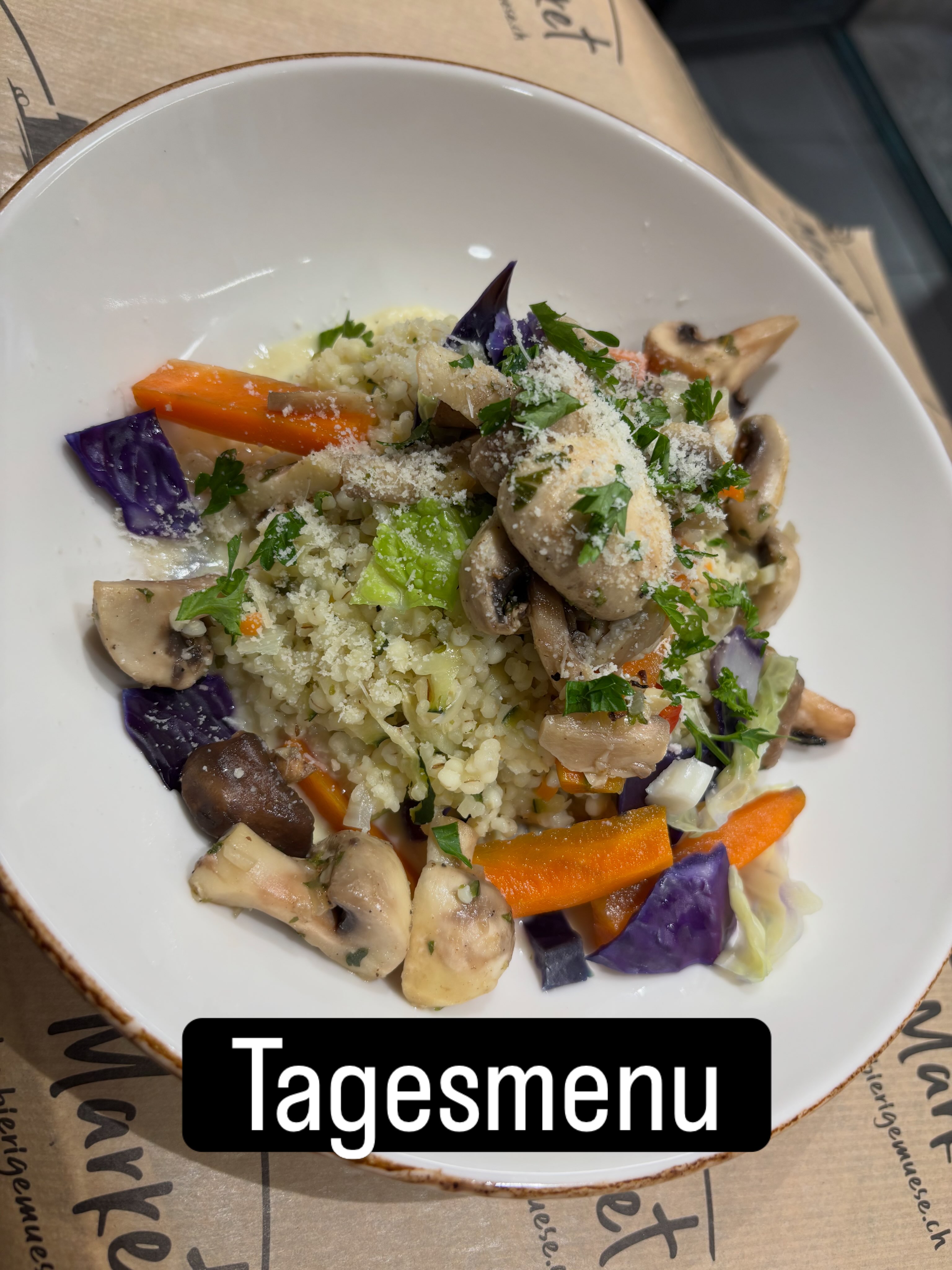 Tagesmenu von heute, Gerstensotto mit buntem Gemüse, dazu sautierte frische Pilze
#gersten #herbstlich #takeawayfood #berncity #täglichetwasanderes